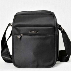 Мъжка чанта от плат 24 см с капак и дълга дръжка за през рамо, черна