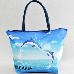 Голяма плажна чанта Делфини, евтина, от непромокаем плат, затваряне с цип