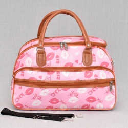 Пътна чанта Целувки розова от еко кожа топ модел 44/26/17 см