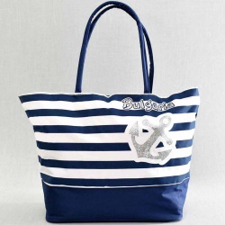Голяма плажна чанта България, евтина, от непромокаем плат, затваряне с цип, тъмно синьо-бели райета