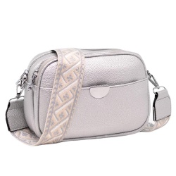 Дамска чанта от еко кожа с красива дръжка нов модел сребърна