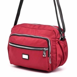 Дамска чанта от здрав водонепропусклив плат, с много джобчета, тъмно червена