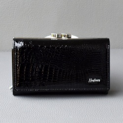 Малко черно лачено дамско портмоне от естествена кожа с външен монетник