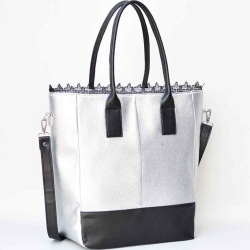 Българска дамска чанта, тип торба за носене под мишница, с дантела, сребърна
