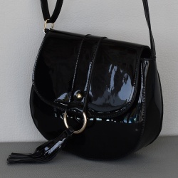 Черна лачена малка дамска чанта от еко кожа за носене през рамо нов модел