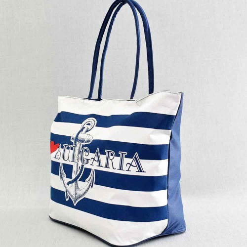 Голяма плажна чанта България, евтина, от непромокаем плат, затваряне с цип, синьо-бели райета