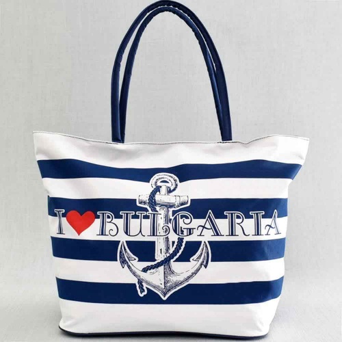 Голяма плажна чанта България, евтина, от непромокаем плат, затваряне с цип, синьо-бели райета