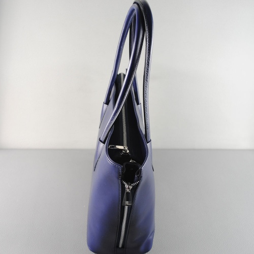 Дамска чанта от естествена кожа произход Италия нов модел синя