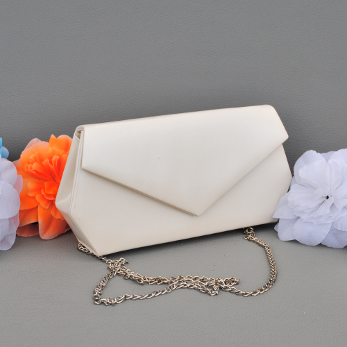 Клъч официална дамска чанта нестандартна форма бял