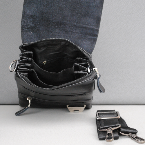Мъжка чанта от естествена кожа с преден джоб с цип височина 21см.