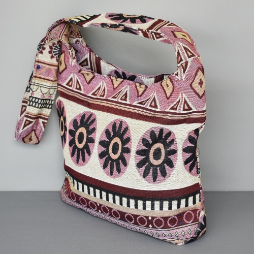 Евтина дамска чанта от плат за през рамо с етно мотиви с различни лице и гръб