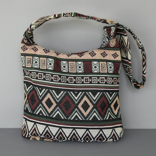 Евтина дамска чанта от плат с етно мотиви и различни лице и гръб