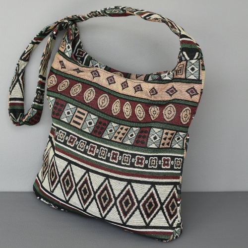 Евтина дамска чанта от плат с етно мотиви и различни лице и гръб
