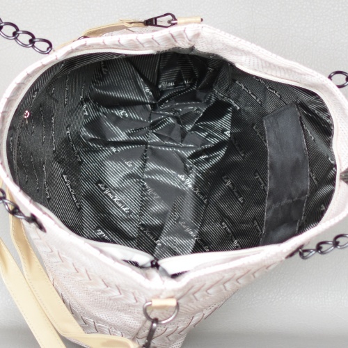 Евтина дамска чанта тип торба черна с анаконда ефект с дълга дръжка лачена