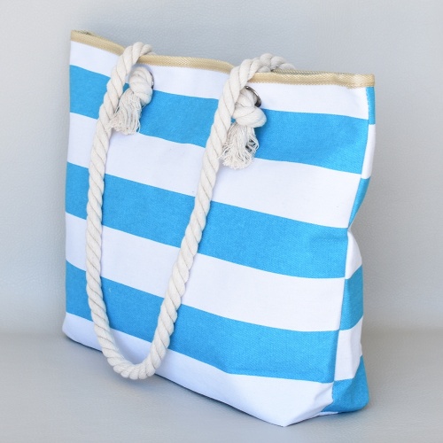 Плажна чанта от с плат дръжки от въже на бели и светло сини ивици