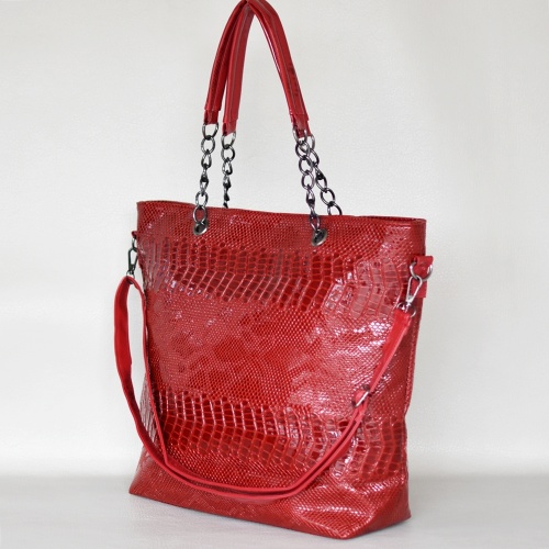Евтина дамска чанта тип торба червена с анаконда ефект с дълга дръжка лачена