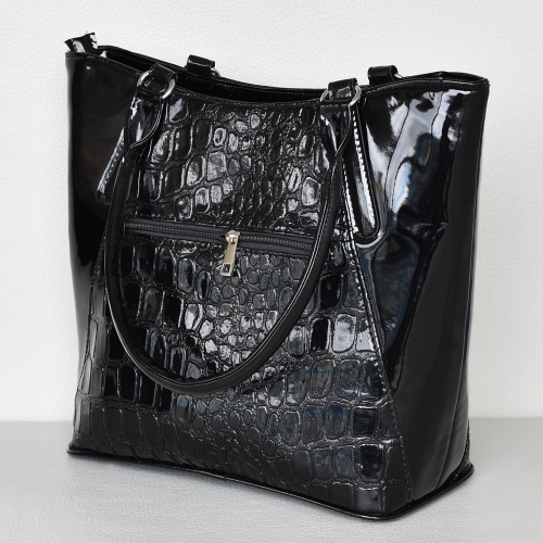Българска черна лачена дамска чанта от еко кожа за под мишница с кроко ефект
