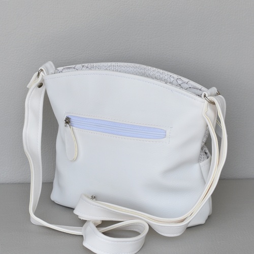Българска дамска чанта за през рамо малка с три отделни прегради и джоб на гърба