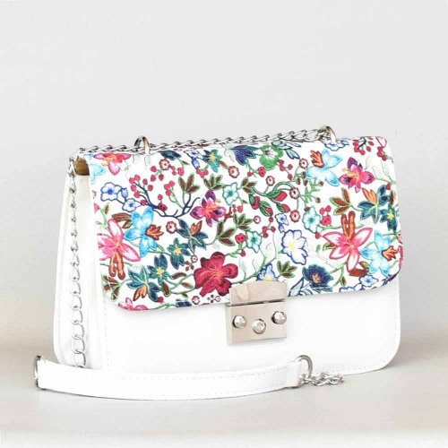 Българска малка дамска чанта от еко кожа с цветя, твърда, бяла