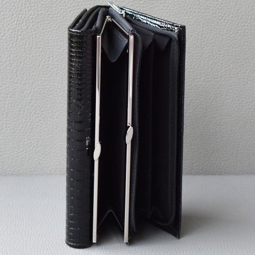 Черно лачено дамско портмоне от естествена кожа с две външни отделения