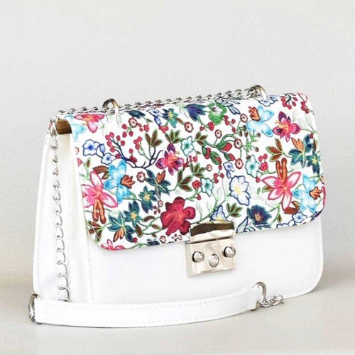 Българска малка дамска чанта от еко кожа с цветя, твърда, бяла