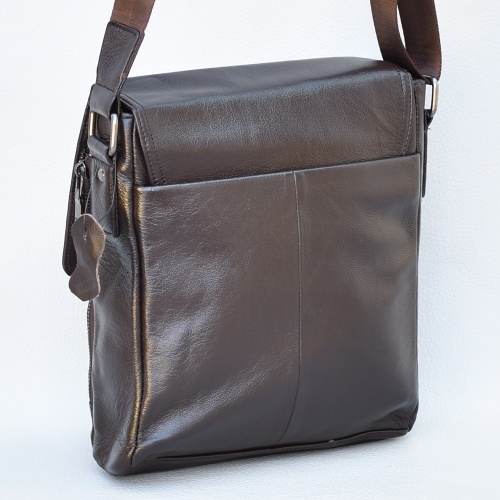 Мъжка чанта от естествена телешка кожа за през рамо с удобно разпределение кафява