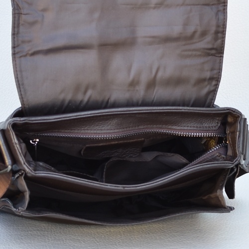 Мъжка чанта черна от естествена телешка кожа за през рамо с удобно разпределение 
