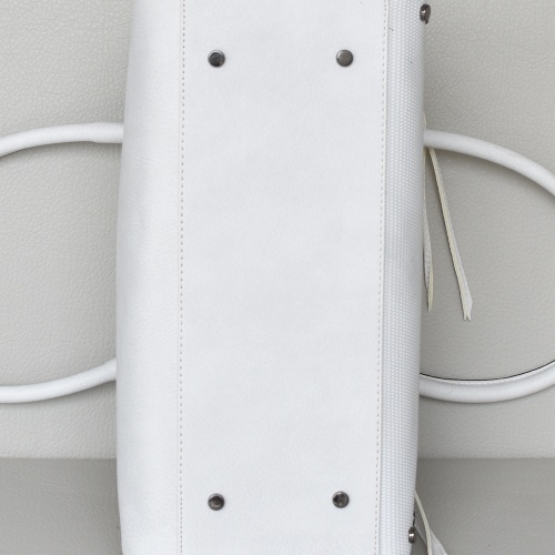 Бежова дамска чанта от еко кожа с капси за под мишница класически модел