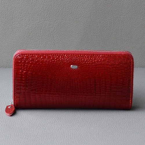 Червено лачено дамско портмоне от естествена кожа с цип и отделения за карти