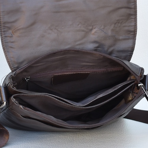 Мъжка чанта от естествена телешка кожа за през рамо с капак кафява с дълга дръжка