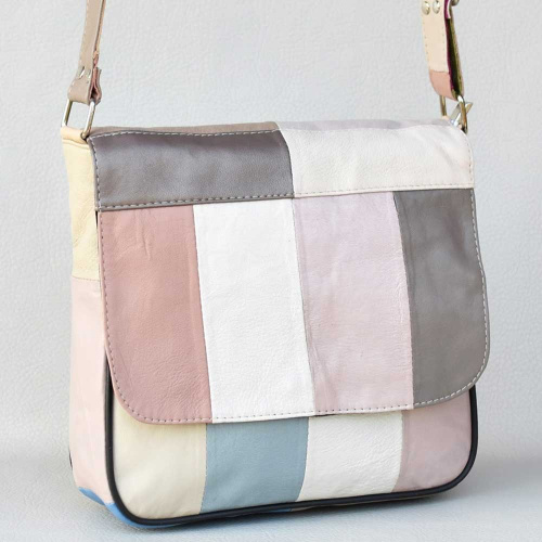 Дамска чанта от естествена кожа на парчета, с капак за през рамо, светли пастелни цветове