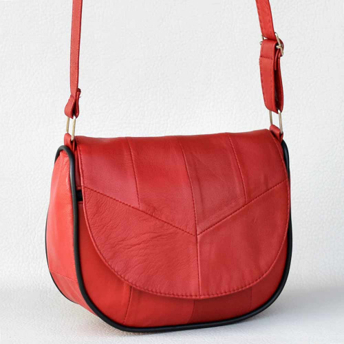Малка дамска чанта от естествена кожа с дълга дръжка за през рамо, червена