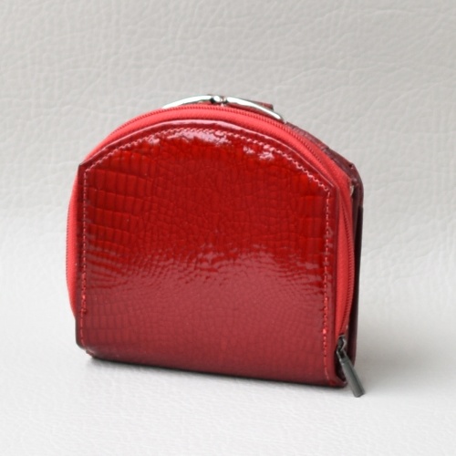 Дамско кожено портмоне лачено червено с два външни монетника, среден размер