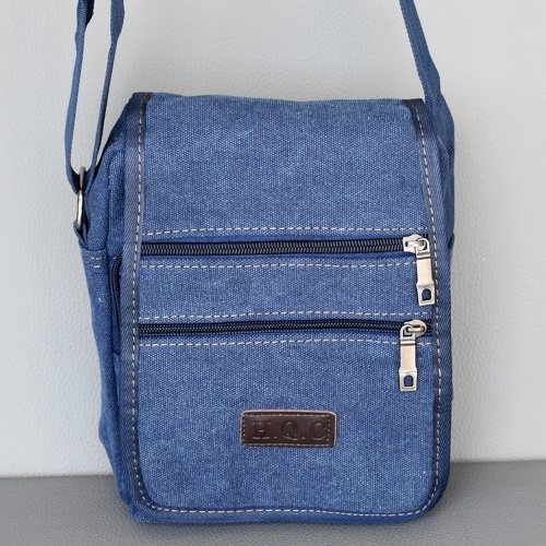 Евтина мъжка чанта синя от брезент за носене на рамо с капак