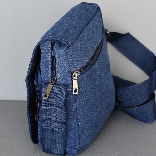 Евтина мъжка чанта синя от брезент за носене на рамо с капак