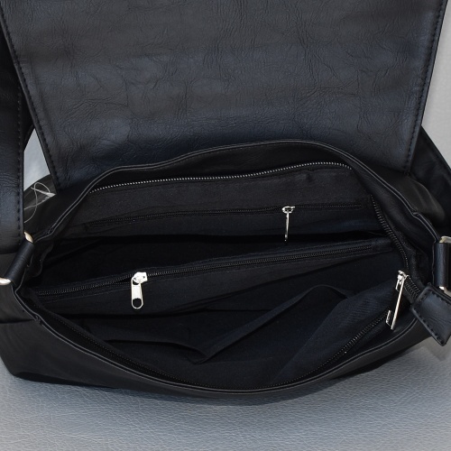 Черна дамска чанта от еко кожа с лачен капак и пискюли за през рамо