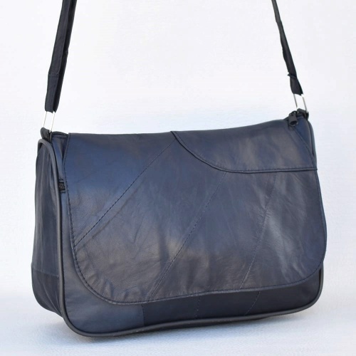Дамска чанта от естествена кожа с дълга дръжка за през рамо, много тъмно синя