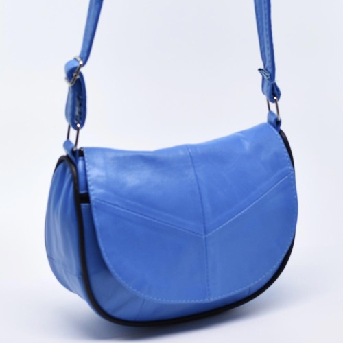 Малка дамска чанта от естествена кожа с дълга дръжка за през рамо, светло синя
