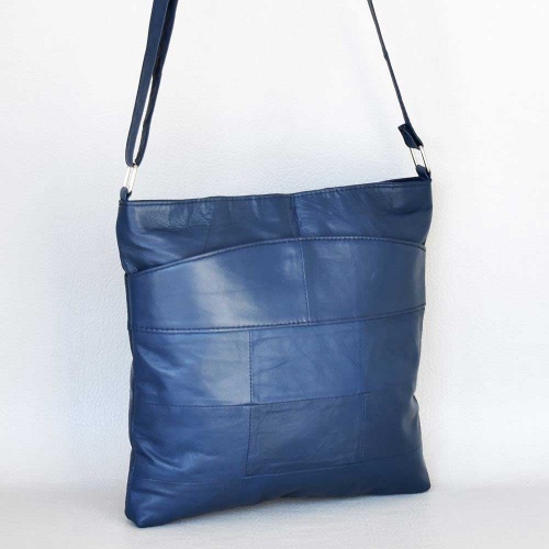 Дамска чанта от естествена кожа плик, мека, с три отделения, за през рамо синя