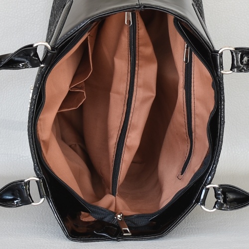 Българска черна лачена дамска чанта от еко кожа за под мишница с кроко ефект