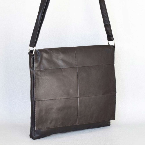 Дамска чанта от естествена кожа тип плик с капак за през рамо, цвят кафе