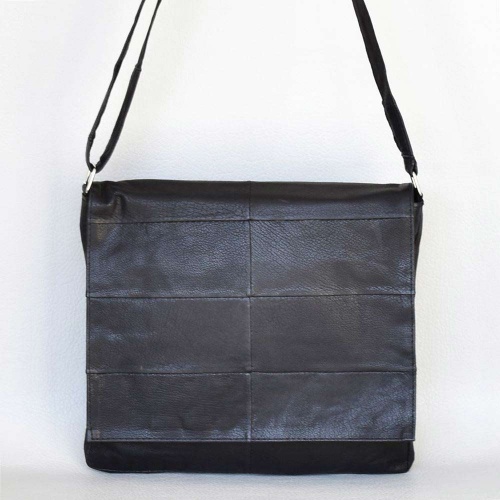 Дамска чанта от естествена кожа тип плик с капак за през рамо, черна