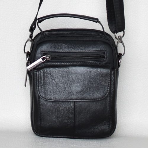 Мъжка чанта черна от естествена кожа телешки бокс с гайка за колан в ръка и през рамо