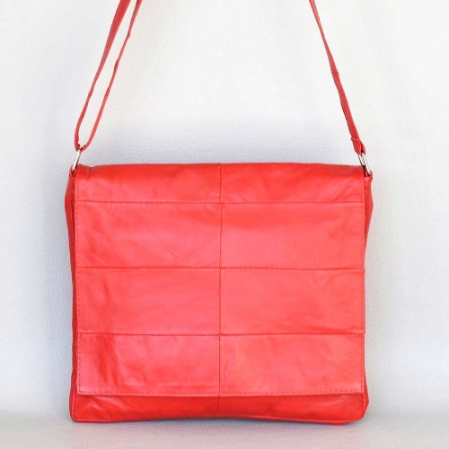 Дамска чанта от естествена кожа тип плик с капак за през рамо, червена