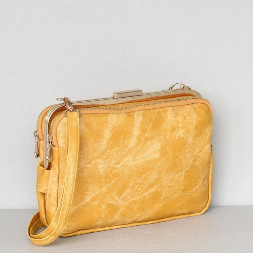 Малка жълта дамска чанта за през рамо с три отделни прегради