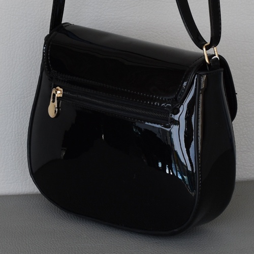 Черна лачена малка дамска чанта от еко кожа за носене през рамо нов модел