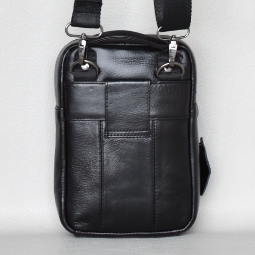 Мъжка чанта от естествена кожа за в ръка, през рамо и с гайка за колан черна