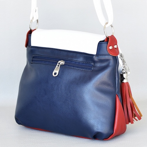 Българска дамска чанта за през рамо малка с капак и пискюл бяло синьо и червено